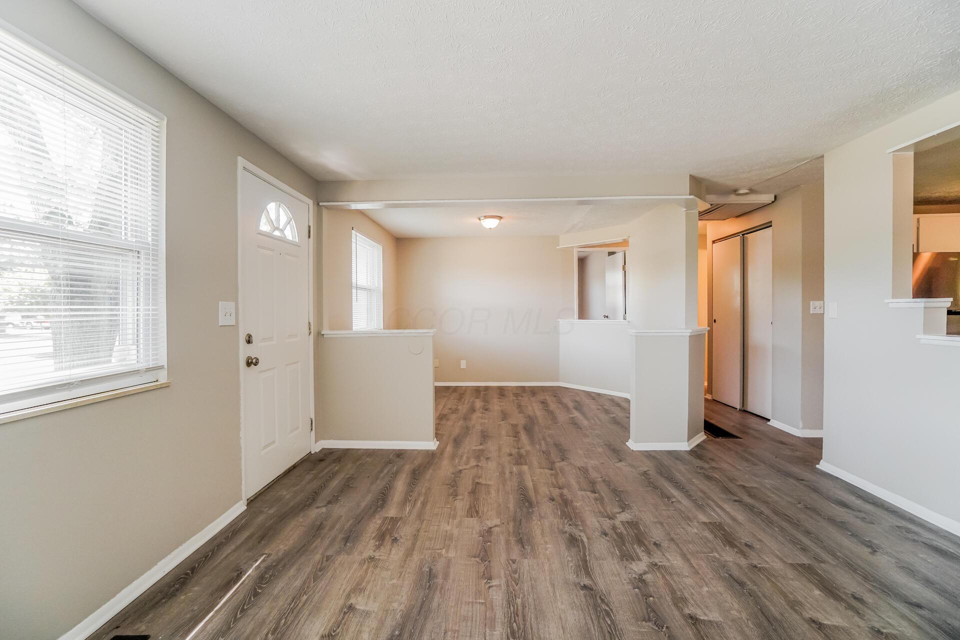 1657 Ripplebrook Road Columbus, OH 43223 - Photo 5 of 15 5 living