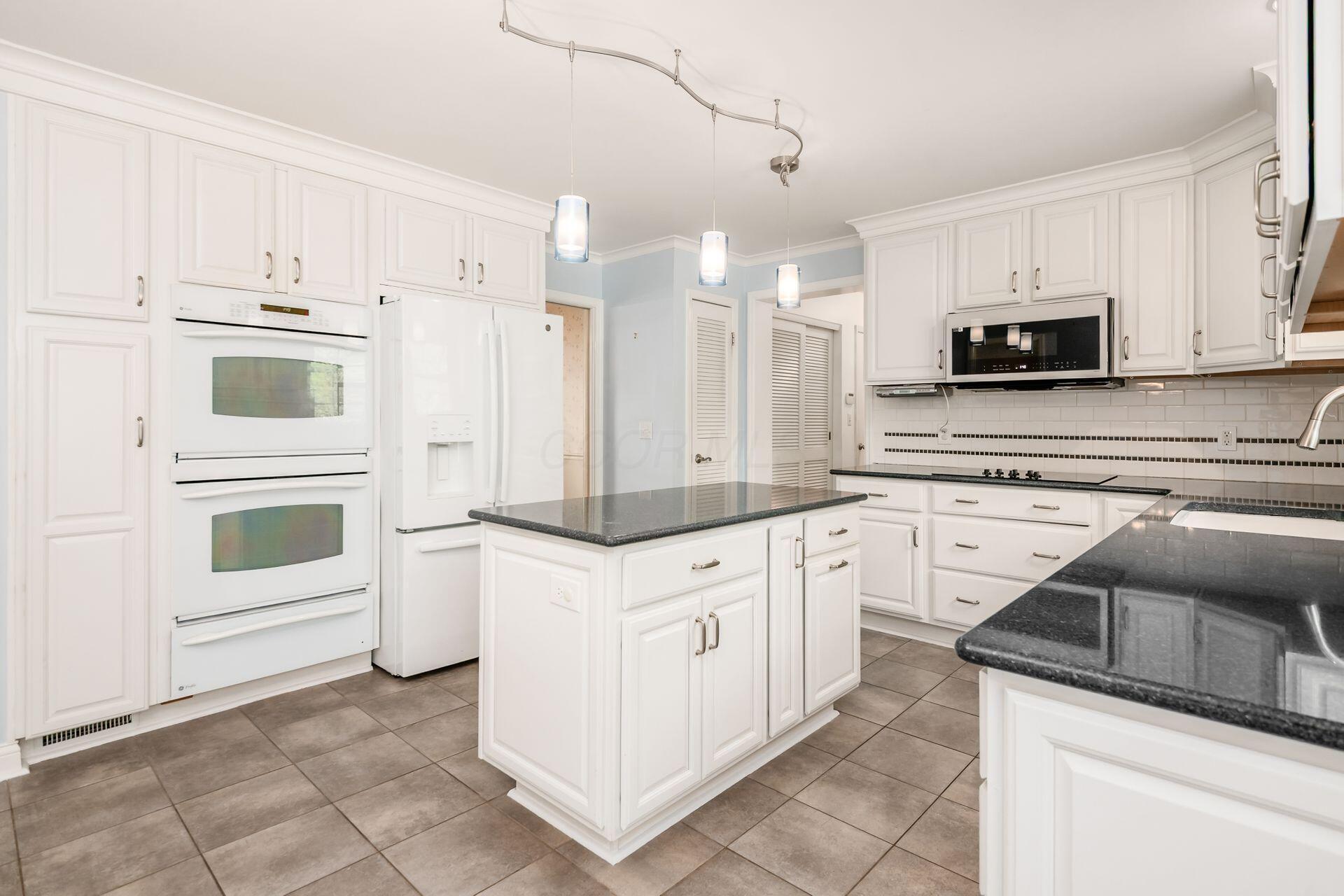 1960 Hythe Road Columbus, OH 43220 - Photo 16 of 46 019_a625a967e_L 1960 Hythe058