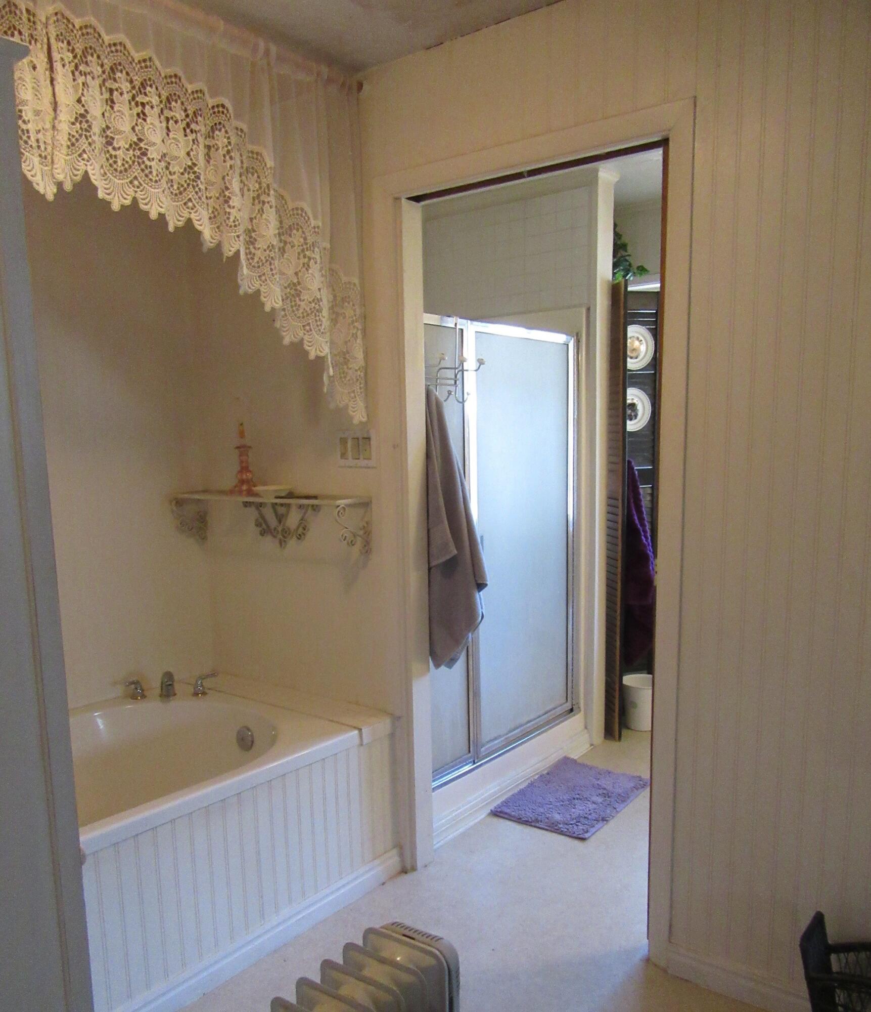 610 Applegate Avenue Chiloquin, OR 97624 - Photo 21 of 28 Charming Soaker tub