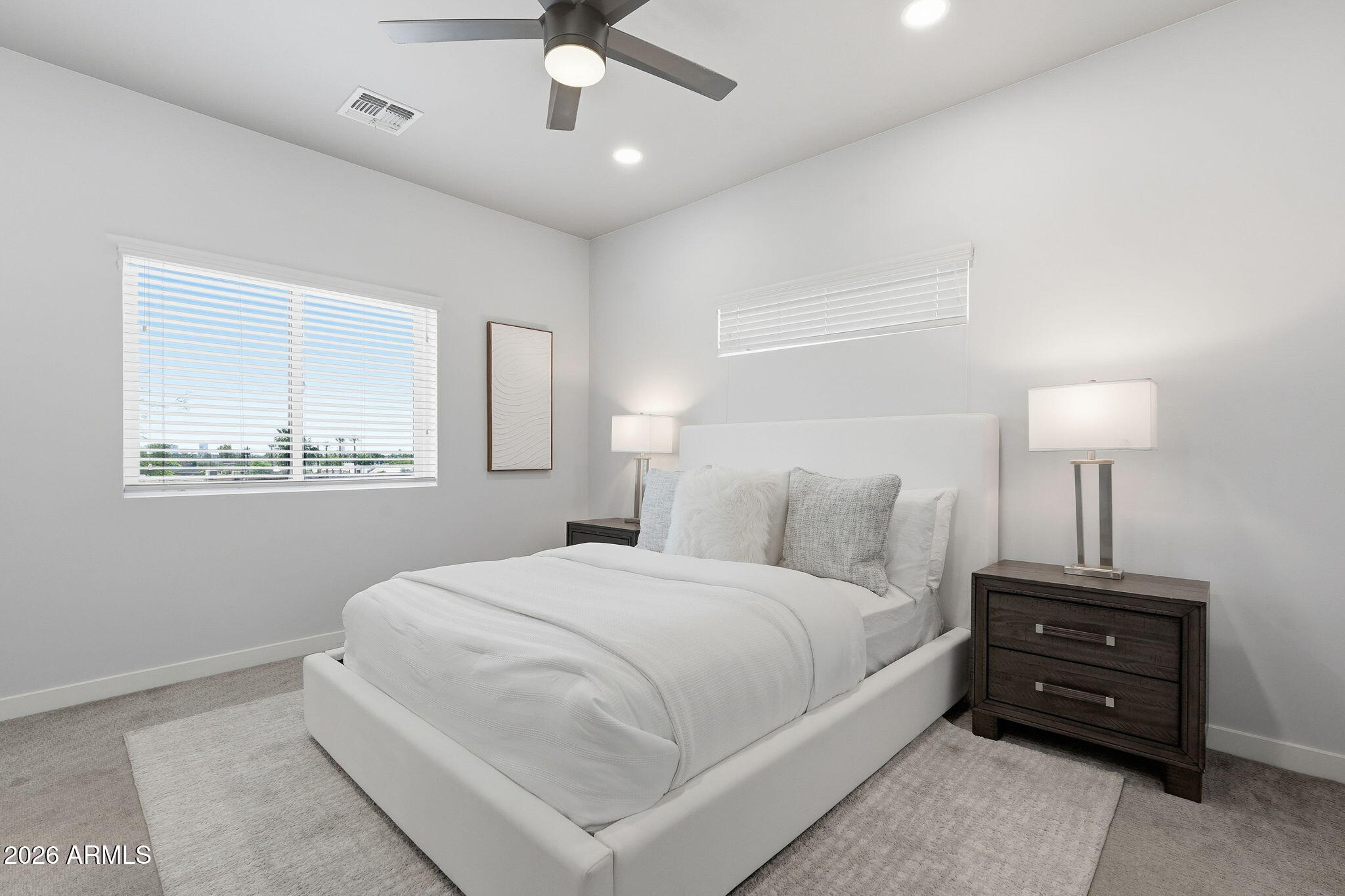 2727 East Thomas Road, Unit 5 Phoenix, AZ 85016 - Photo 23 of 41 a bedroom with a bed and a lamp