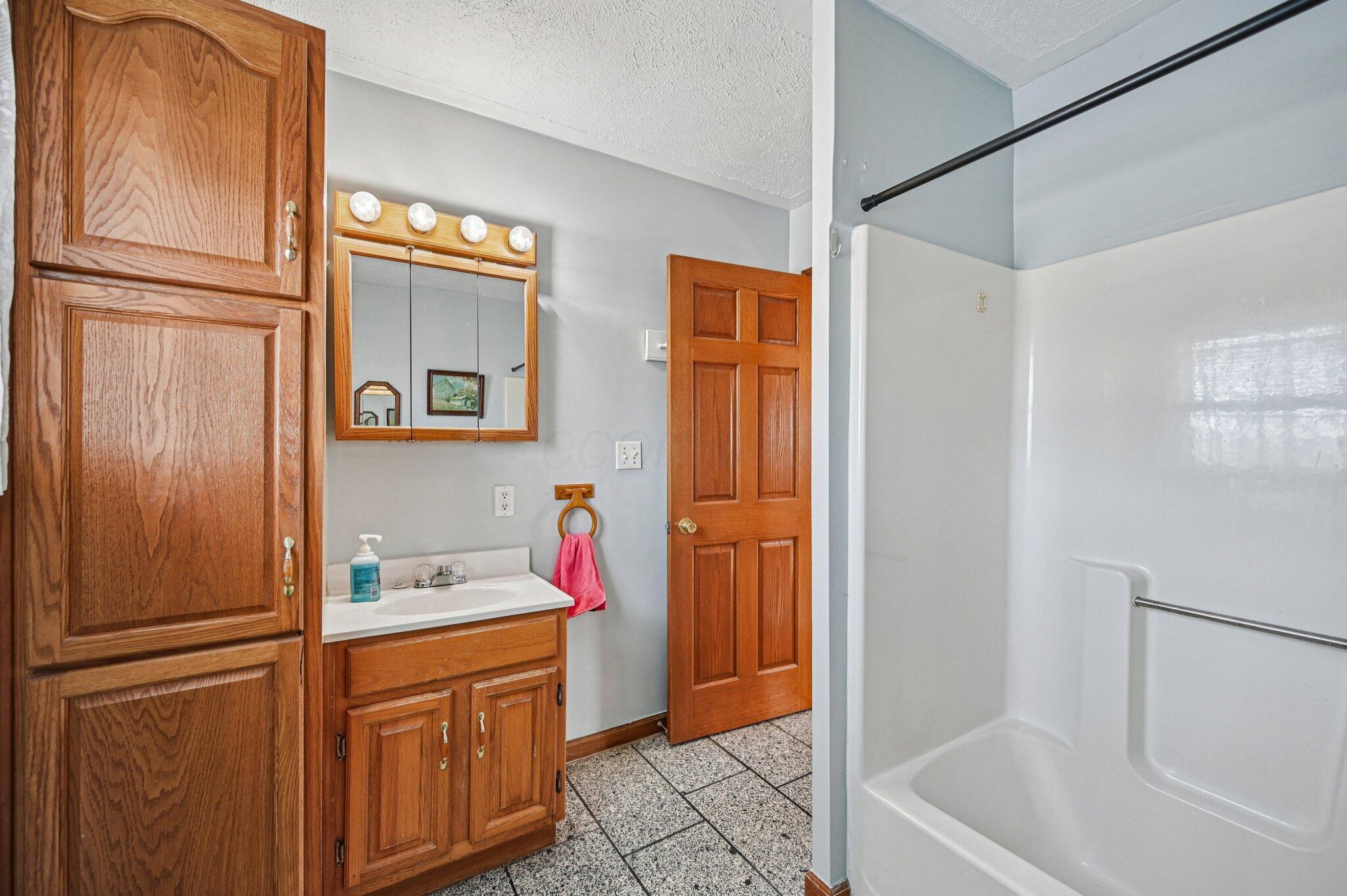 3100 Durant Road Zanesville, OH 43701 - Photo 15 of 48 Bathroom