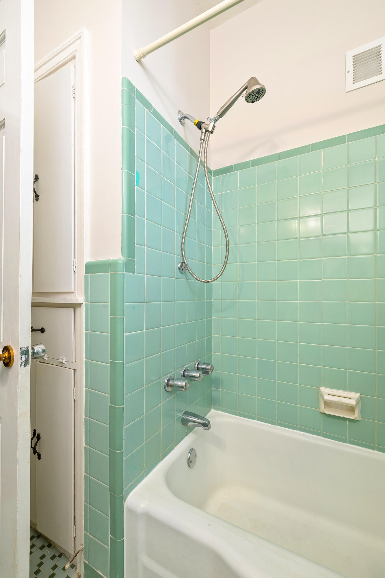 537 West Calhoun Street Sumter, SC 29150 - Photo 26 of 40 Tub & storage behind the door