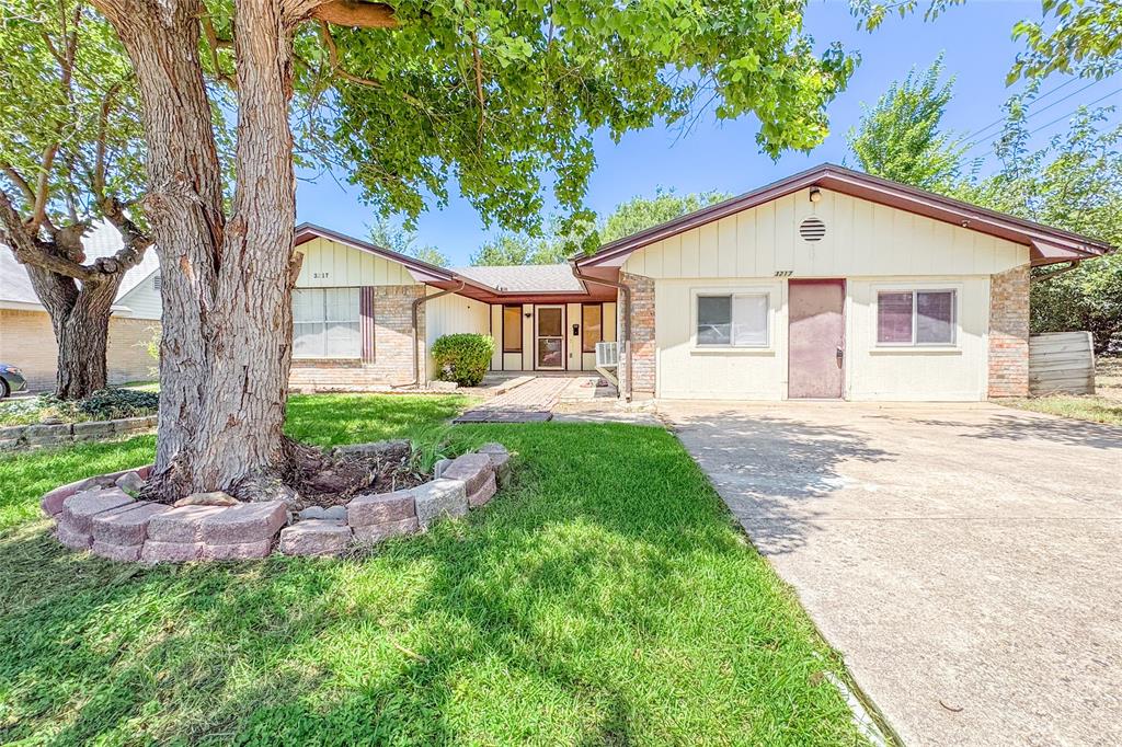 3217 Ridgeview Lane Irving, TX 75062 - Photo 2 of 19