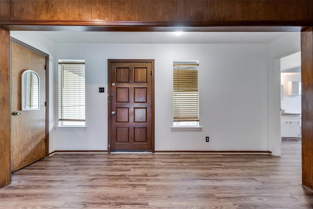 3217 Ridgeview Lane Irving, TX 75062 - Photo 4 of 19