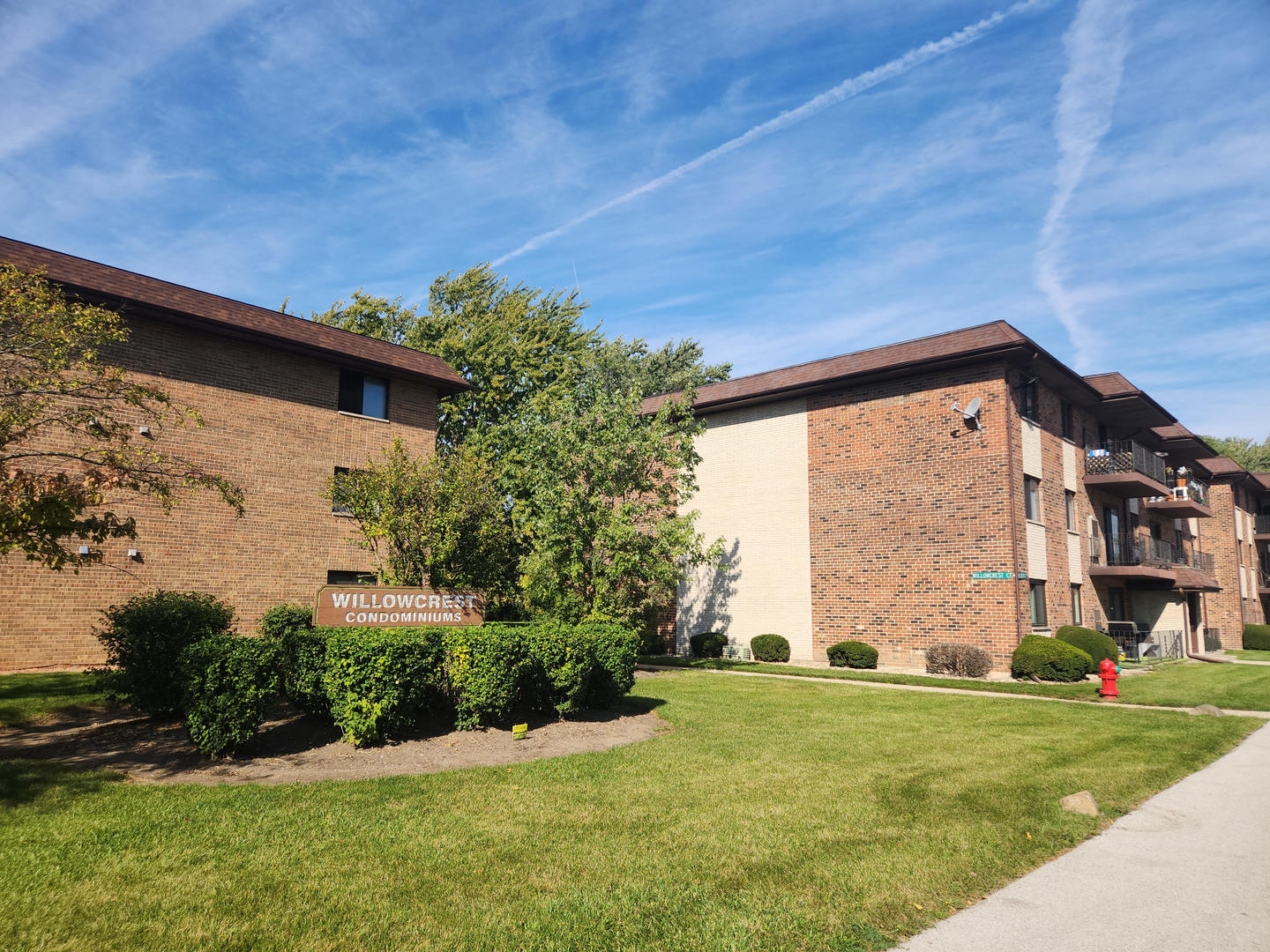 14969 South Willowcrest Drive, Unit 17 Midlothian, IL 60445 - Photo 2 of 12 a view of a back yard of the house