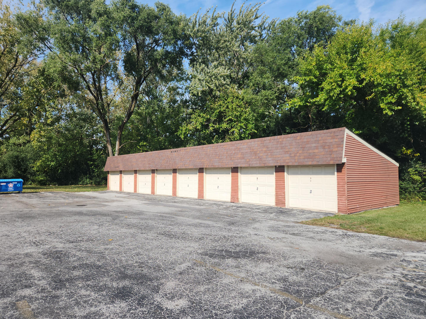 14969 South Willowcrest Drive, Unit 17 Midlothian, IL 60445 - Photo 4 of 12 a view of backyard with large tree