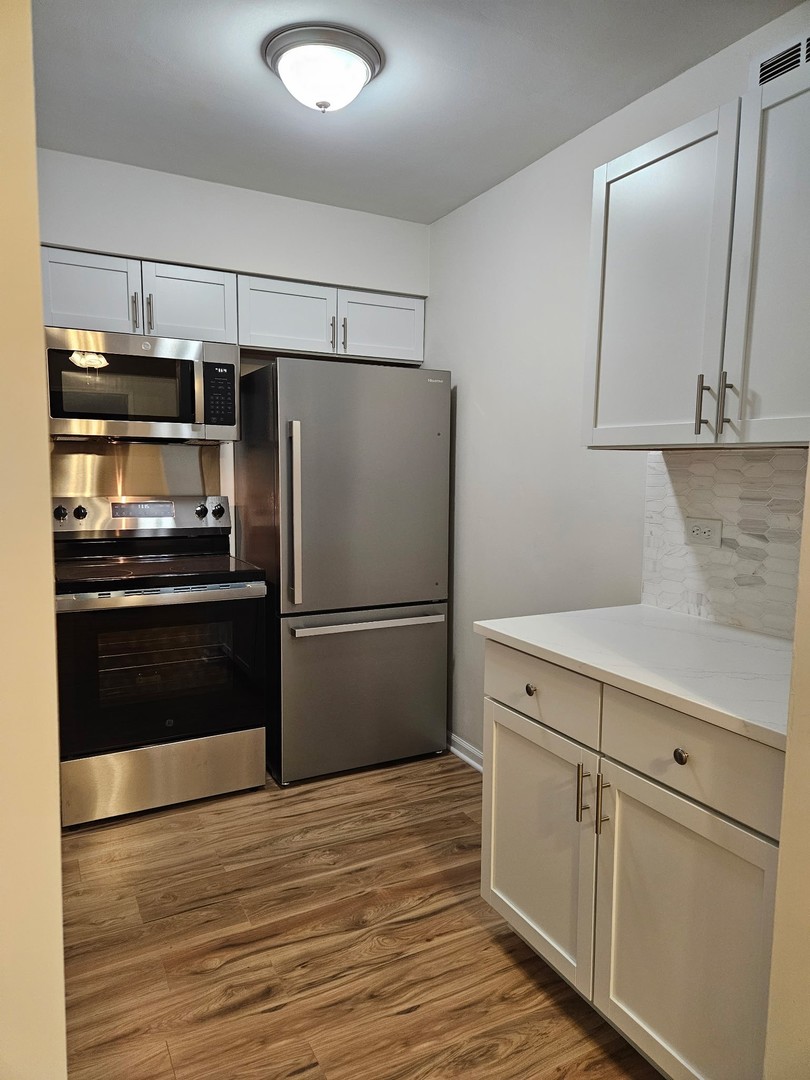 14969 South Willowcrest Drive, Unit 17 Midlothian, IL 60445 - Photo 6 of 12 a kitchen with a refrigerator and a sink