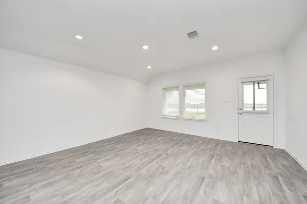 $2,300 | 1310 Bison View Lane, Sealy, TX 77474