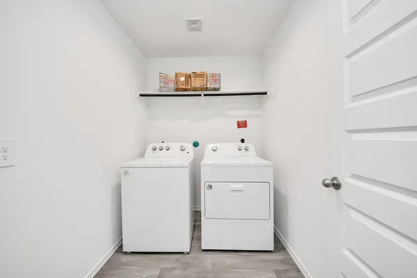 $2,300 | 1310 Bison View Lane, Sealy, TX 77474