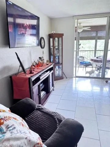 $139,900 | 7320 Lake Cir Drive, Unit 407, Margate, FL 33063