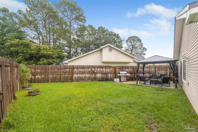 a view of a backyard