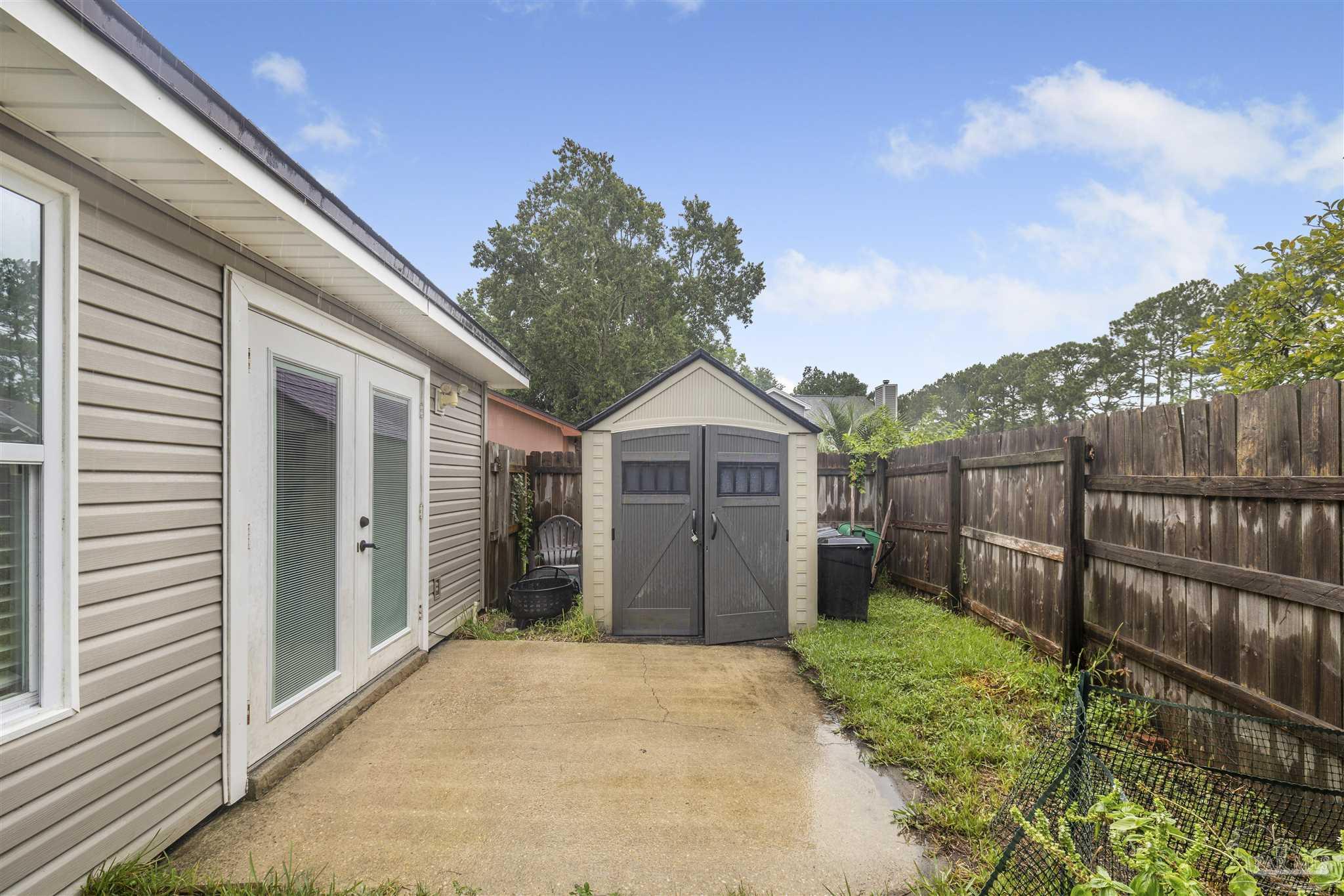 1833 Hunters Path Fort Walton Beach, FL 32547 - Photo 40 of 44 a view of a backyard