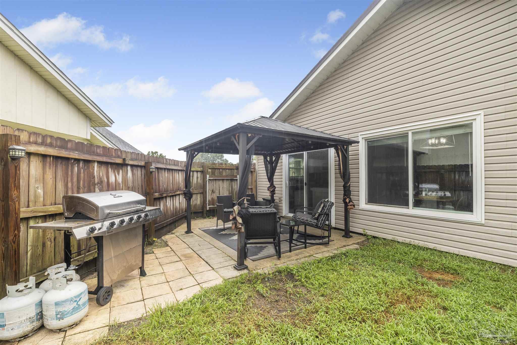 1833 Hunters Path Fort Walton Beach, FL 32547 - Photo 42 of 44 a patio with table and chairs