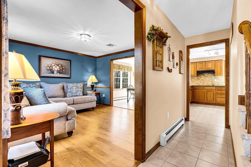 47 Country Road Uxbridge, MA 01569 - Photo 3 of 42 Gallery Image 3