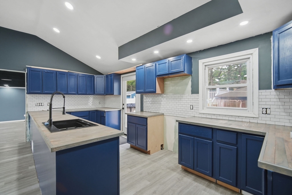 71 Sun Valley Road Holyoke, MA 01040 - Photo 4 of 23