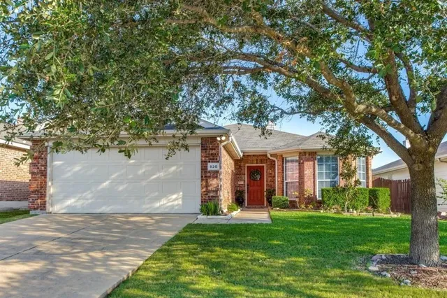 a view of a yard in front of house