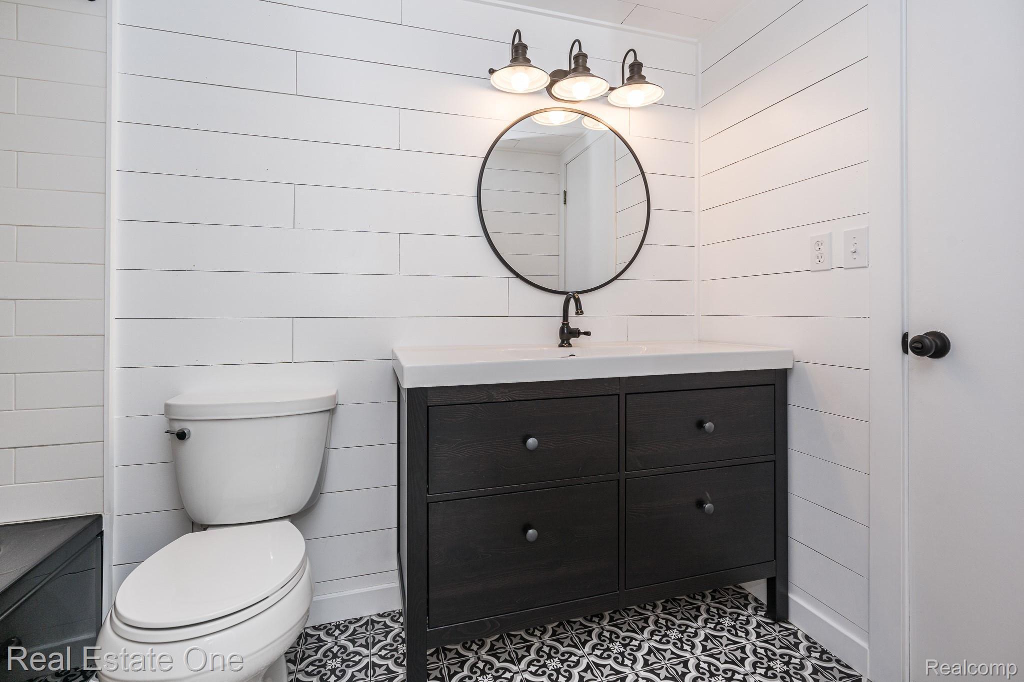 1677 Riverside Drive, Unit 16 Rochester, MI 48309 - Photo 13 of 31 STYLISH FULL BATH WITH ENTRY FROM THE HALL. DOOR TO THE RIGHT IS DIRECT ACCESS TO THE MAIN BEDROOM. CERAMIC FLOOR - 1677 Riverside MLS-W026.jpg