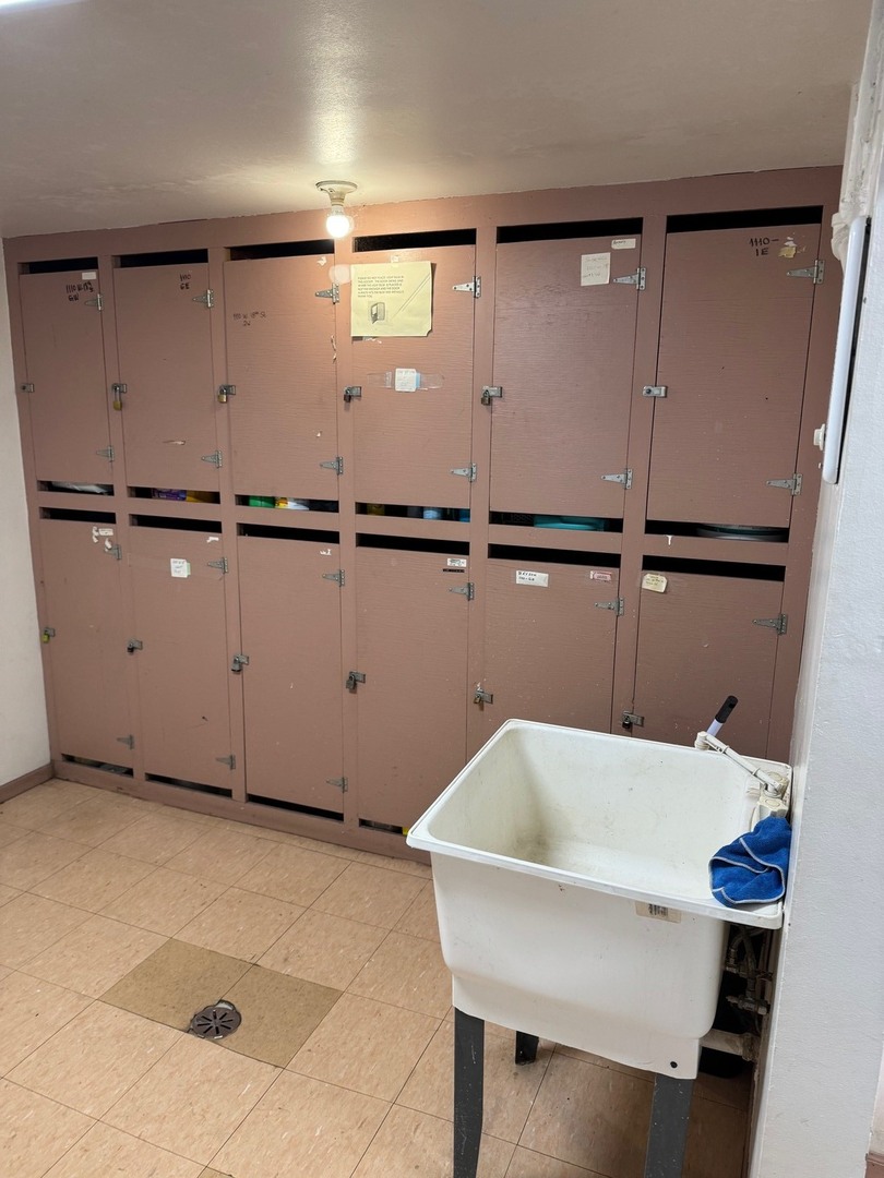 1110 18th Street, Unit 1E Broadview, IL 60155 - Photo 18 of 20 a bathroom with a bathtub