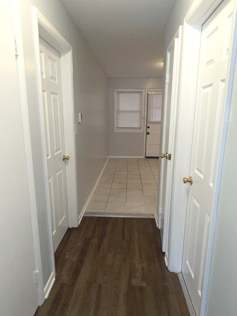 1110 18th Street, Unit 1E Broadview, IL 60155 - Photo 4 of 20 a view of a hallway