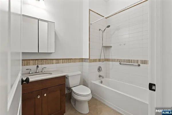 $5,400 | 1600 Kaufers Lane, Unit 4, Fort Lee, NJ 07024