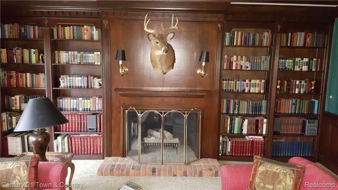 1400 Deerhurst Lane Rochester, MI 48307 - Photo 18 of 38 Family Room Bookcases