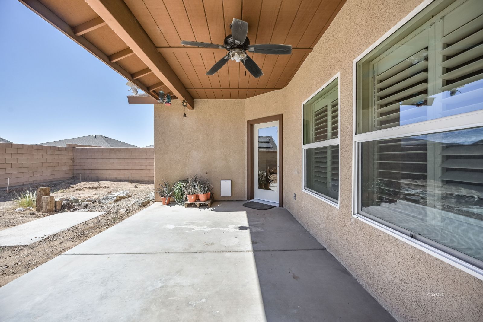 320 South Inyo Street Ridgecrest, CA 93555 - Photo 40 of 42 a view of a porch with a table and chairs