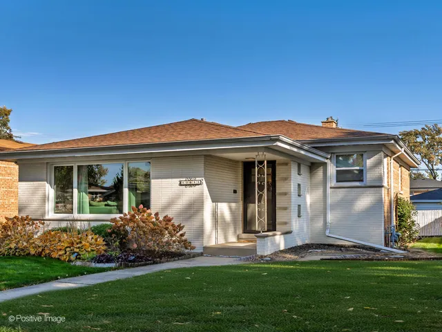 $389,900 | 10811 Lavergne Avenue, Oak Lawn, IL 60453