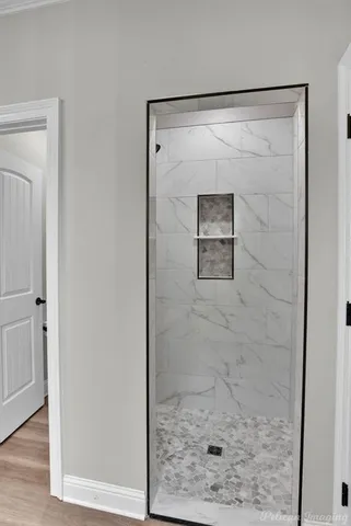 a view of empty room with a ceiling fan