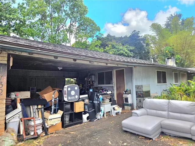 a view of a backyard