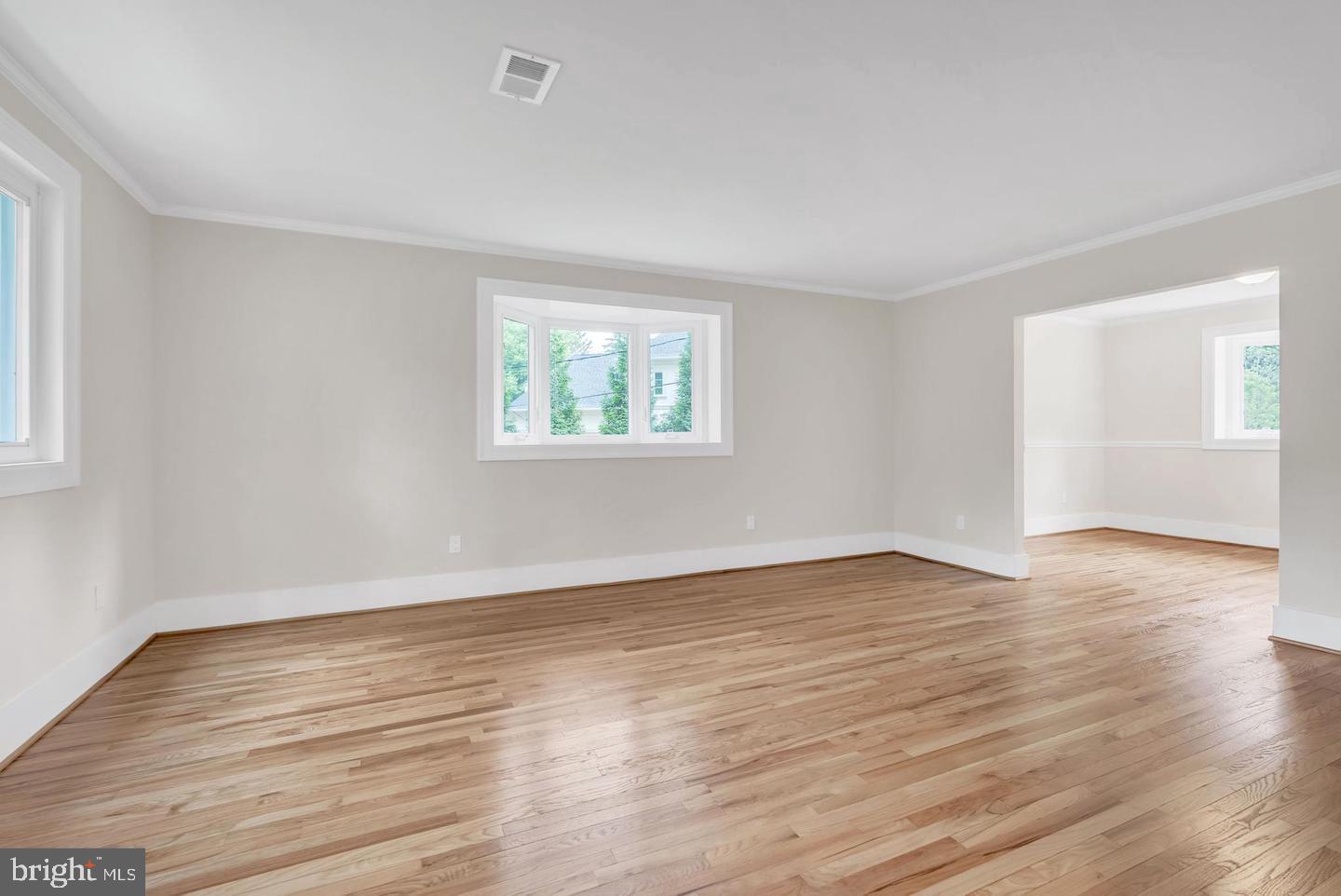 10911 Chandler Road Potomac, MD 20854 - Photo 6 of 58 Living room