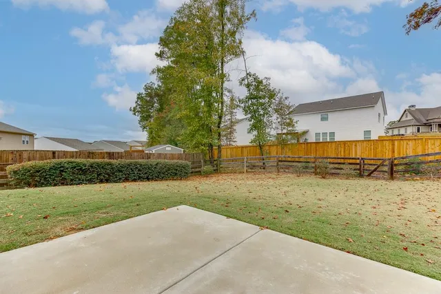 a view of a yard with an house