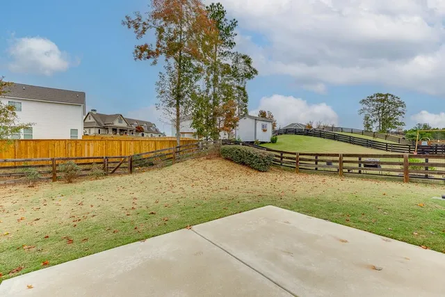 a view of a house with backyard