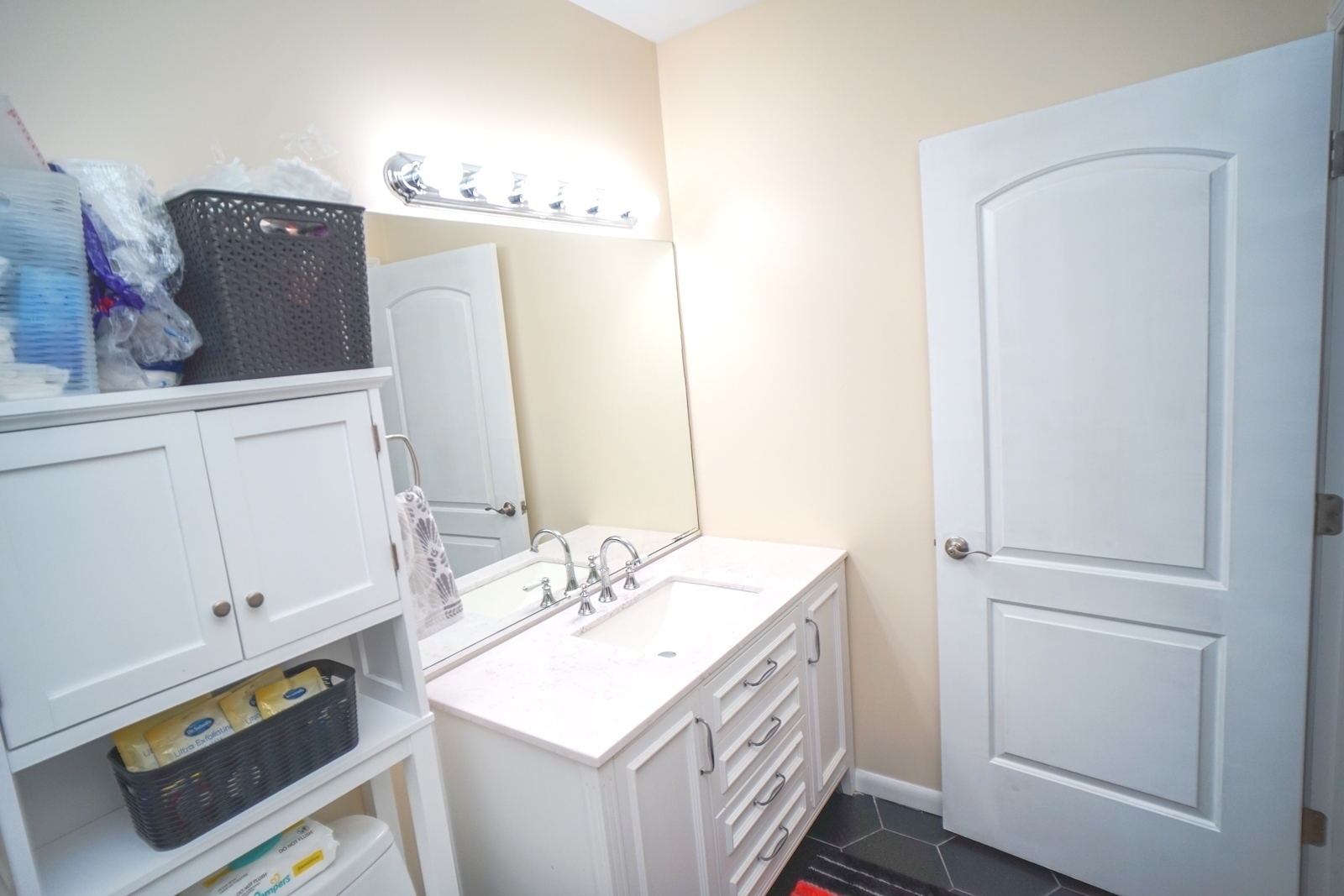 1222 Chicago Avenue, Unit 705 Evanston, IL 60202 - Photo 15 of 33 a bathroom with a sink vanity and a mirror