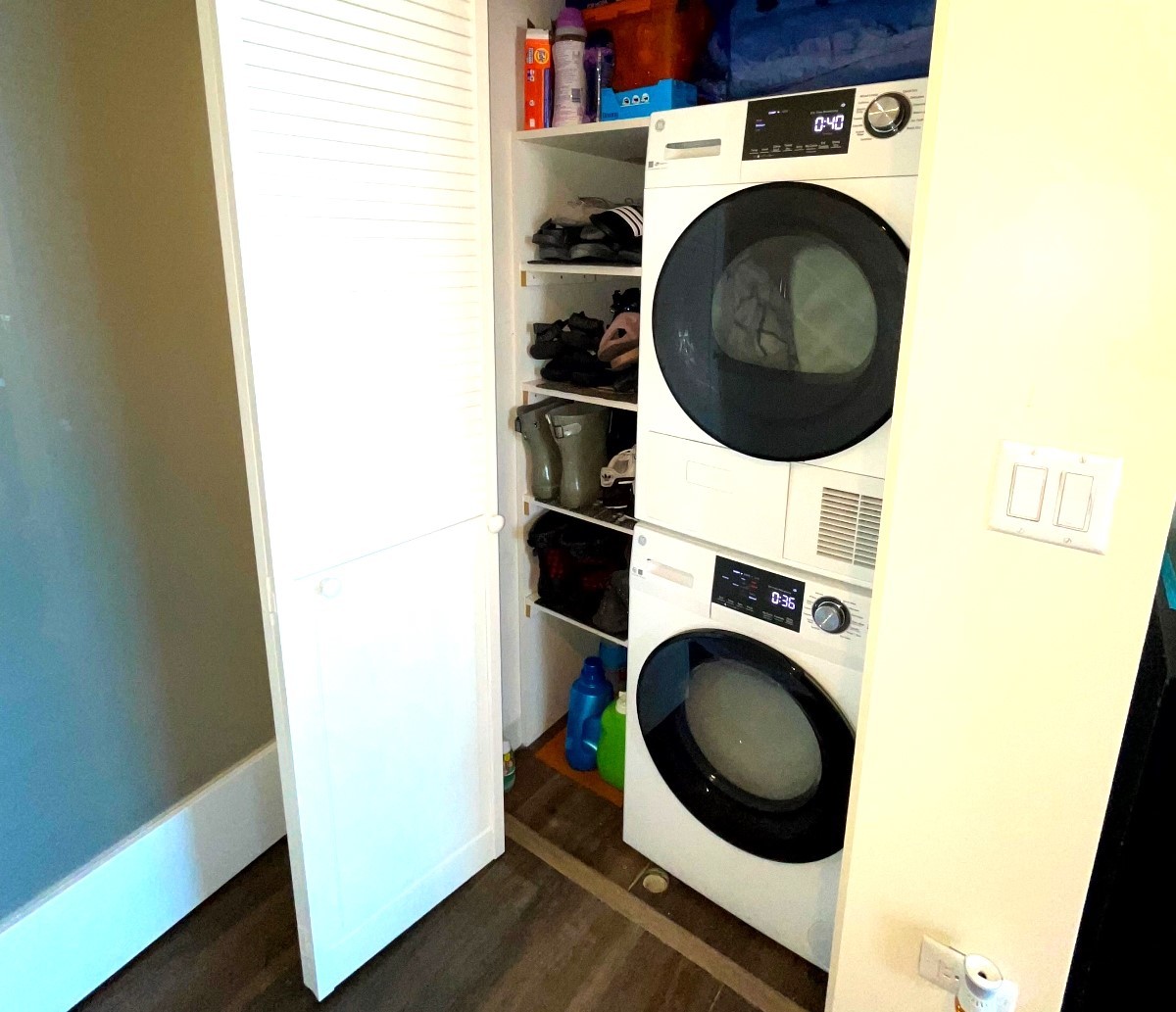 1222 Chicago Avenue, Unit 705 Evanston, IL 60202 - Photo 9 of 33 a utility room with dryer and washer