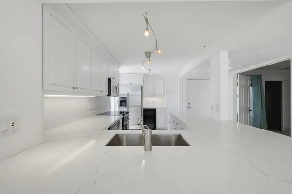 $4,000 | 3901 South Flagler Drive, Unit 503, West Palm Beach, FL 33405