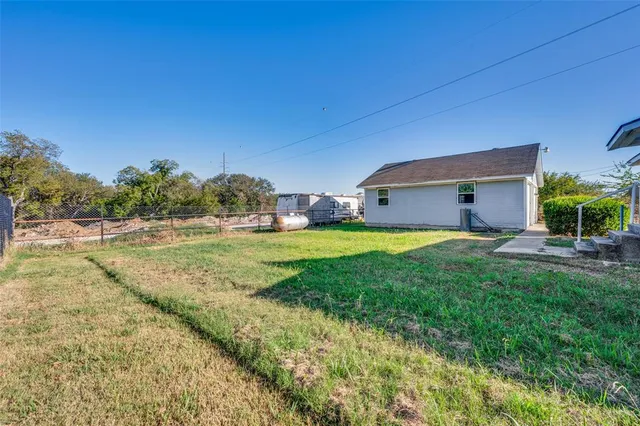 a view of a house with a big yard