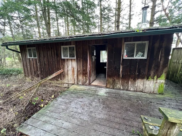 a view of a entryway door of the house