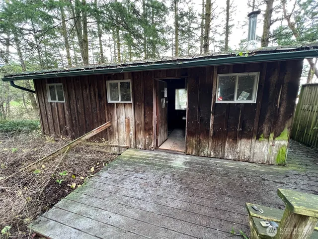 a view of a entryway door of the house