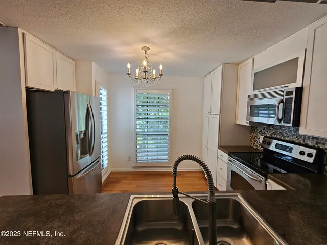 a view of yard with green space