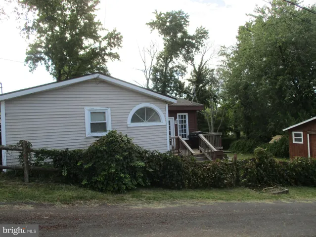 a view of a house with backyard and garden