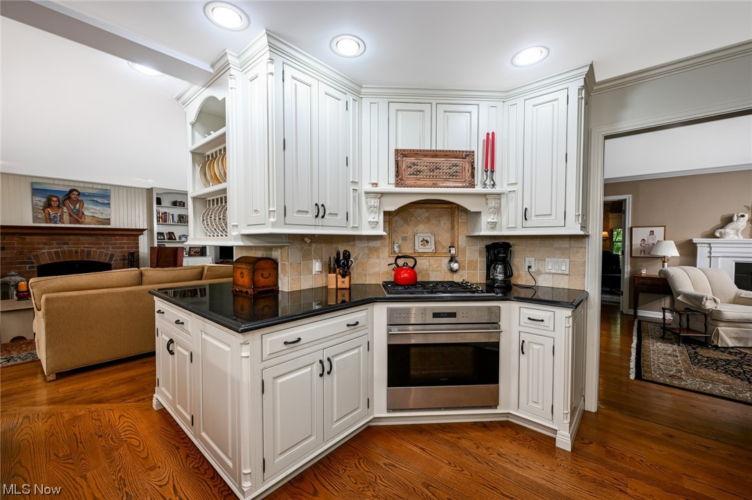 300 Simon Road Hudson, OH 44236 - Photo 8 of 35 Kitchen Features a Large Center Island, Wolf Cooktop, 2 Ovens and Bosch Dishwasher