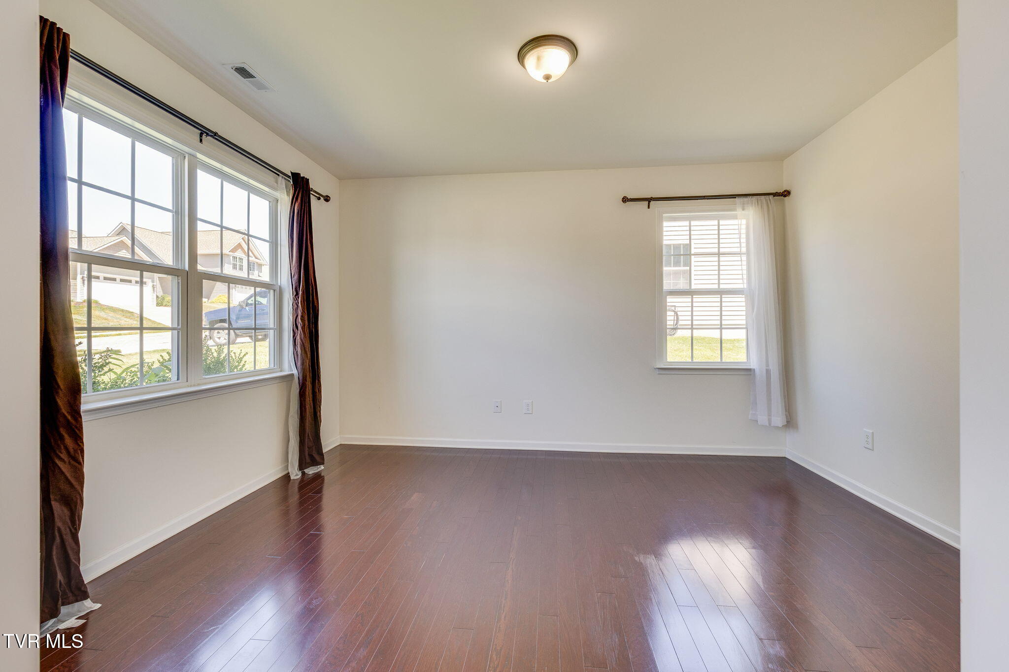 587 Suffolk Road Johnson City, TN 37615 - Photo 6 of 56 006