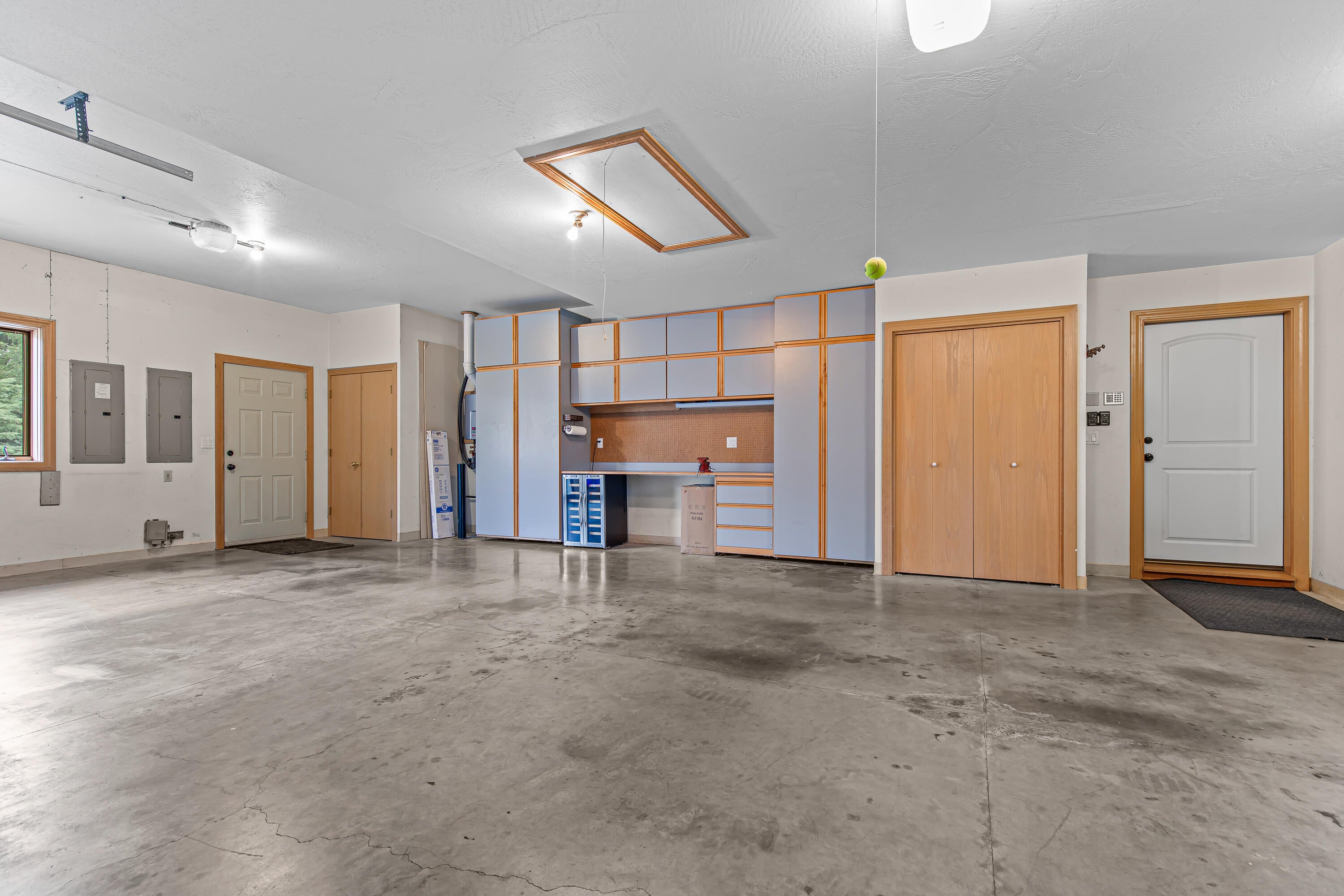 3711 Livingston Road Central Point, OR 97502 - Photo 47 of 58 Attached 3-car garage