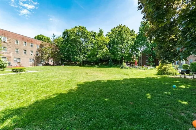 $325,000 | 78-05 Park Drive East, Unit 4B | Kew Gardens Hills