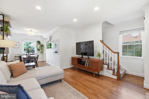 $825,000 | 11 East Mason Avenue, Alexandria, VA 22301