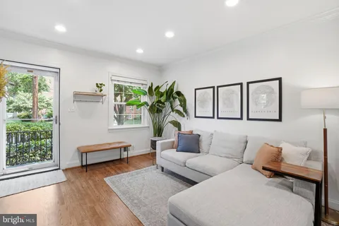 $825,000 | 11 East Mason Avenue, Alexandria, VA 22301