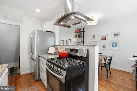 $825,000 | 11 East Mason Avenue, Alexandria, VA 22301