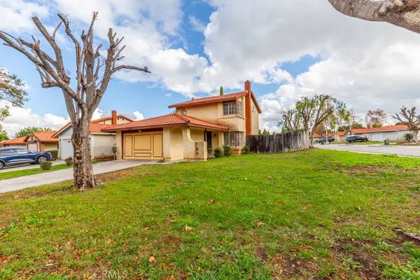 a view of a yard in front of the house