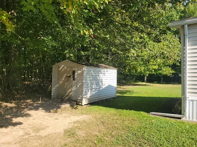 a view of a backyard