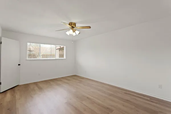 $2,100 | 2310 Anthony Lane, Pearland, TX 77581